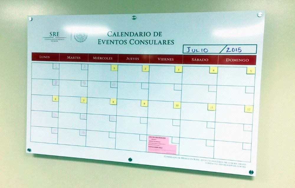 Pintarron impreso con chapetones para instalar en pared