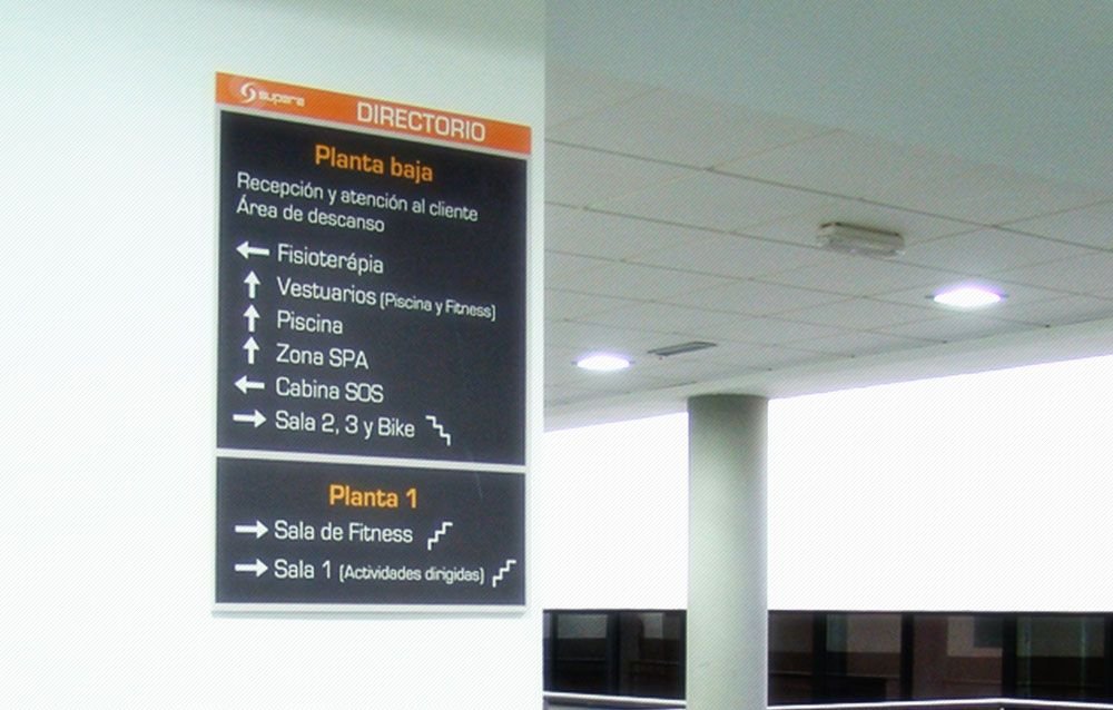 Señalamiento direccional en acrilico impreso en reverso