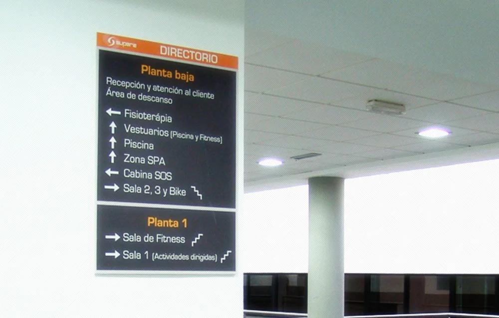 Señalamiento direccional en acrilico impreso en reverso