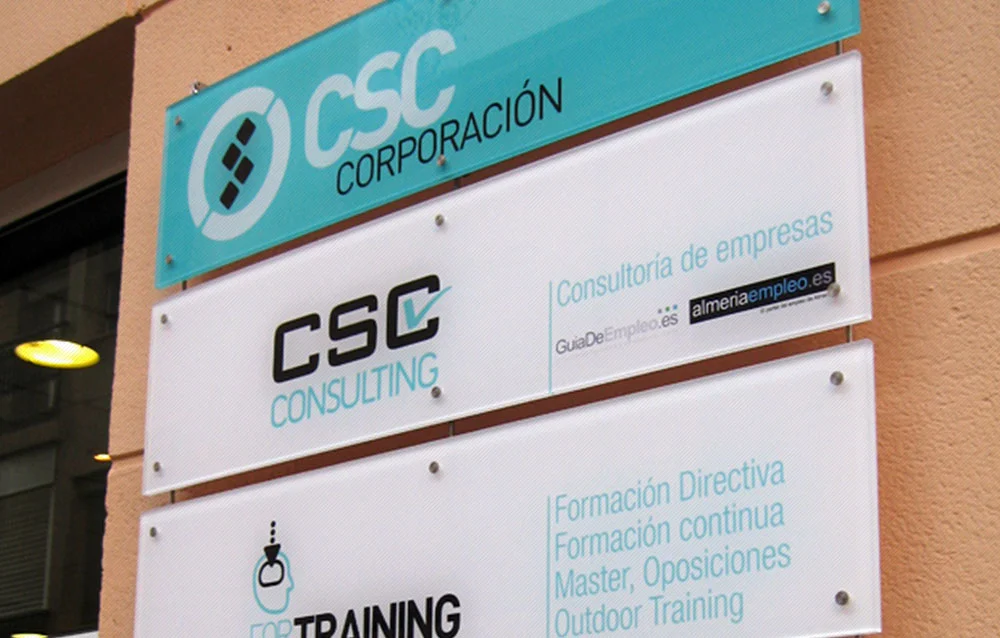 Señalizacion tipo directorio en acrílico rotulado en reverso